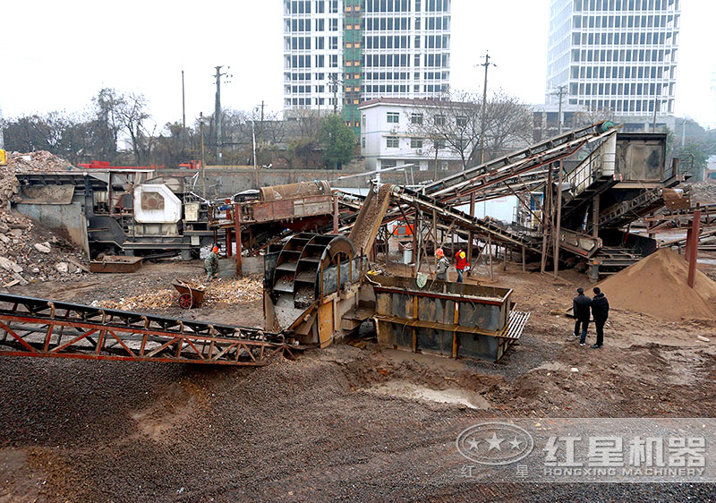 建筑垃圾制沙現(xiàn)場，配置車載制沙機